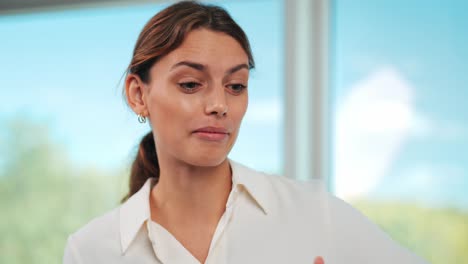 mujer de negocios moderna en conversación en un espacio de oficina moderno frente a una ventana