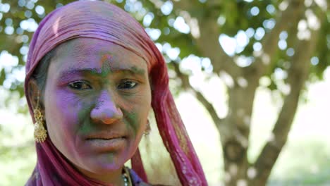 mujeres indias de primer plano de la cara manchada con colores brillantes de holi