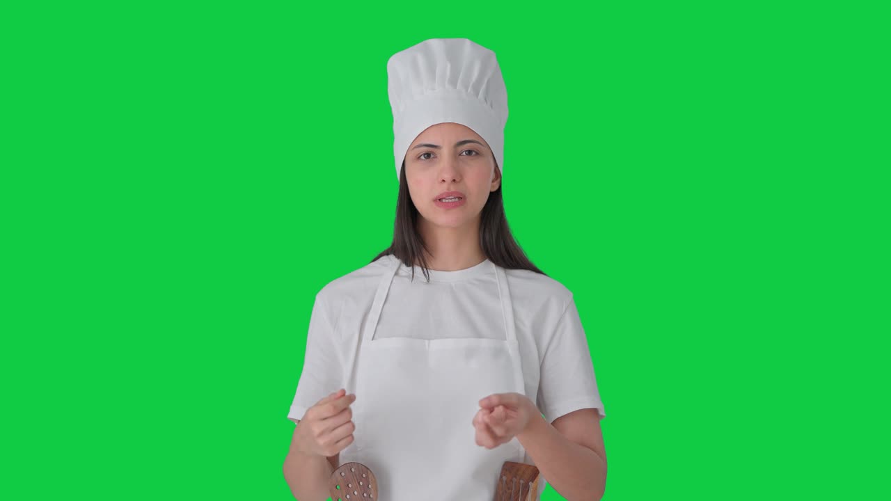 Chef professionista indiana che parla alla telecamera su schermo verde