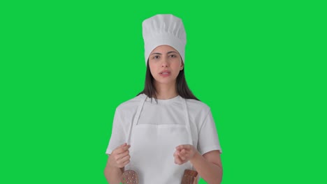 cocinero profesional indio hablando con la cámara pantalla verde