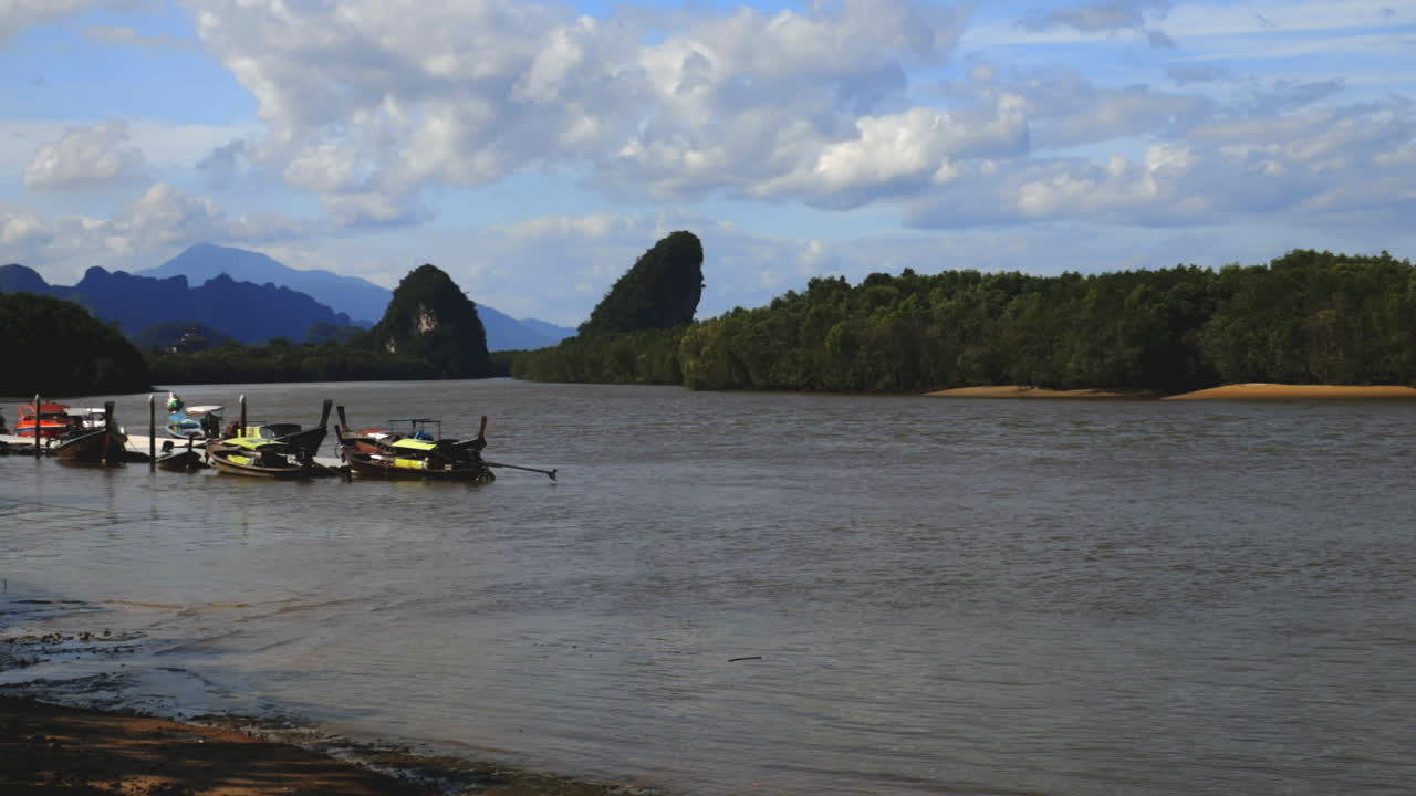 끄라비의 강과 섬을 바라보며