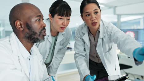 trabajo en equipo, computadora o científicos hablando en el laboratorio