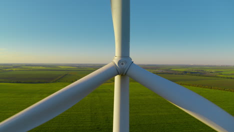 Industrieturbinenturm,-Der-In-Zeitlupe-Grünen,-Erneuerbaren-Strom-Erzeugt.