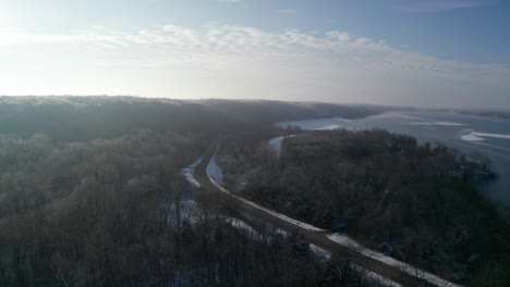 Majestuosa-Carretera-Costera-De-Invierno-En-Vista-Aérea-De-Movimiento-De-Drones