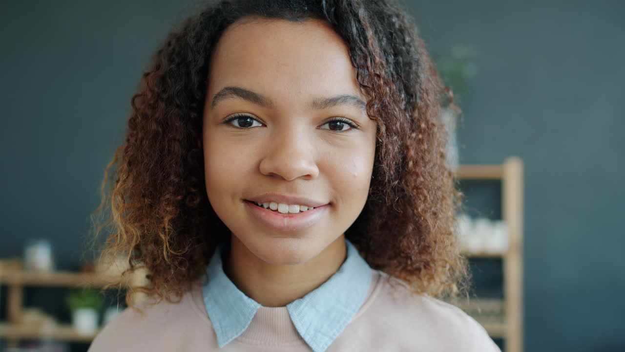 retrato de una mujer joven sonriente
