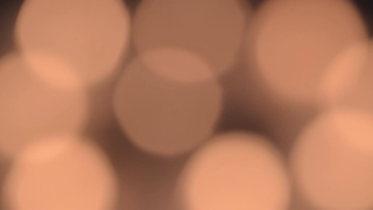 깜박이는 촛불 불꽃의 따뜻한 주황색 보케