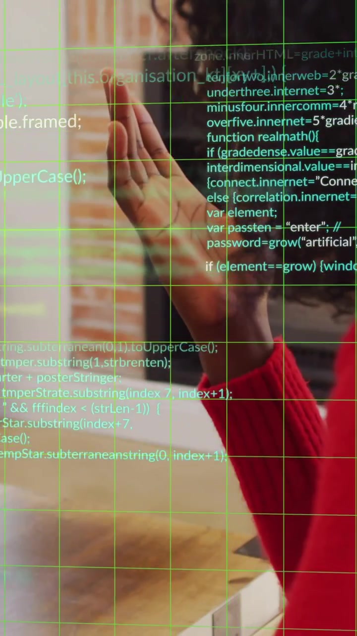 Animatie van veelkleurige computertaal over een Afro-Amerikaanse vrouw die via een videogesprek praat