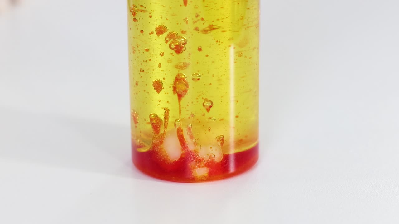 라바 램프에서 진동하는 액체 역학