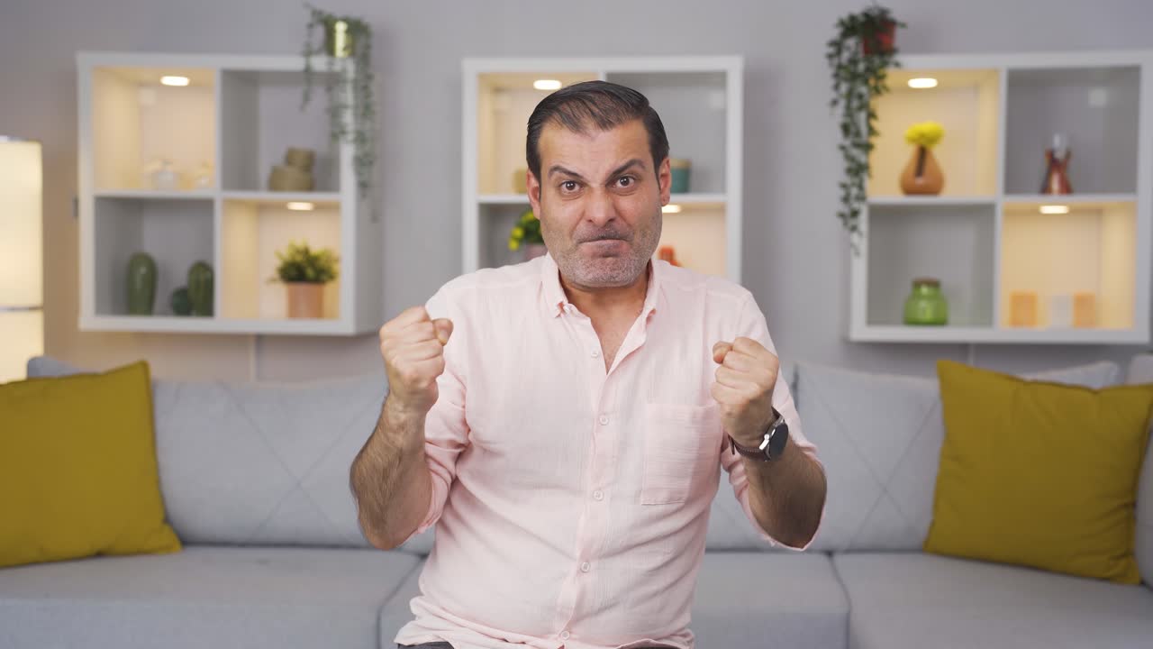 un hombre que tiene un colapso nervioso frente a la cámara.