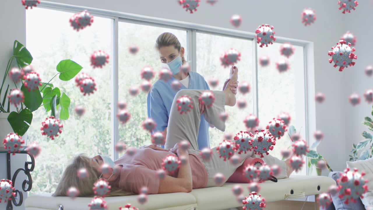 анимация клеток вируса ковида над кавказской пожилой женщиной и медсестрой, носящими маски для лица, занимающиеся спортом