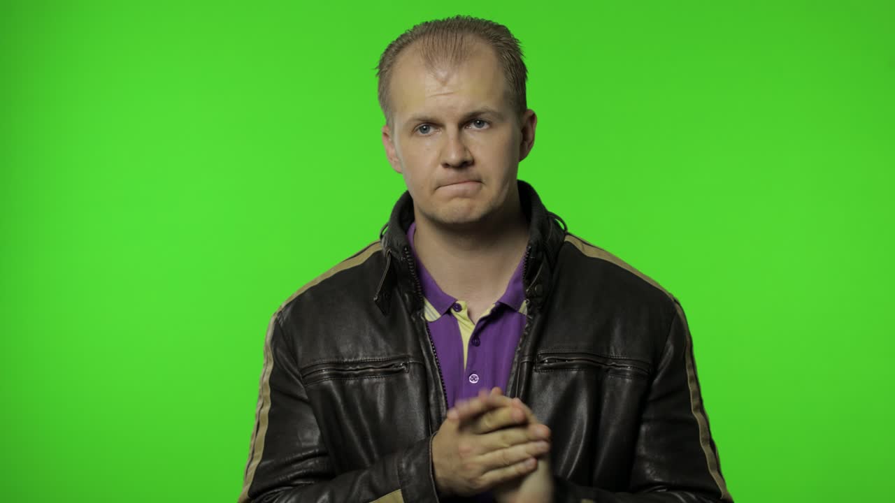 hombre rocker pensativo soñando, fantaseando y reflexionando plan para cumplir sus deseos. llave de croma