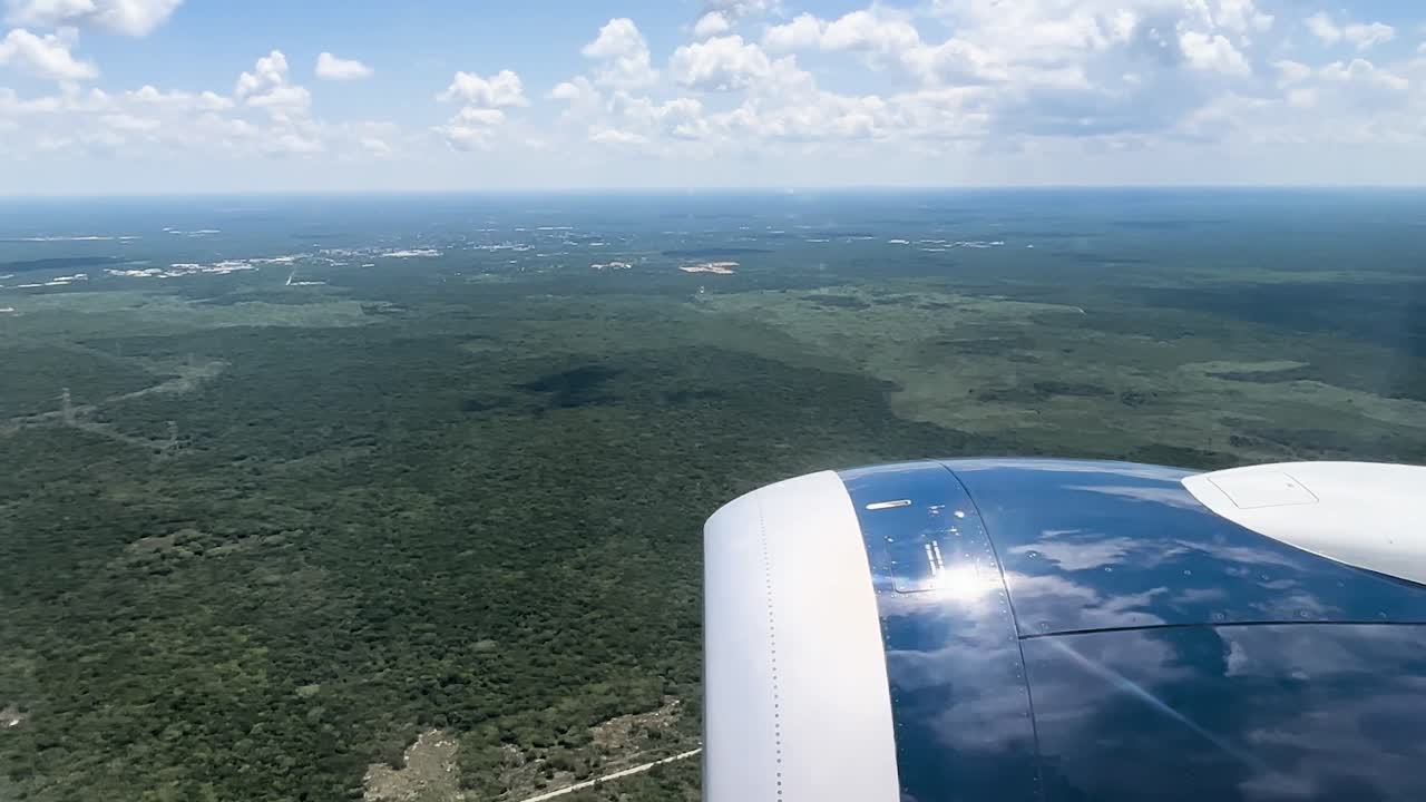 una foto de un avión aterrizando en el bosque de yucatán en méxico.
