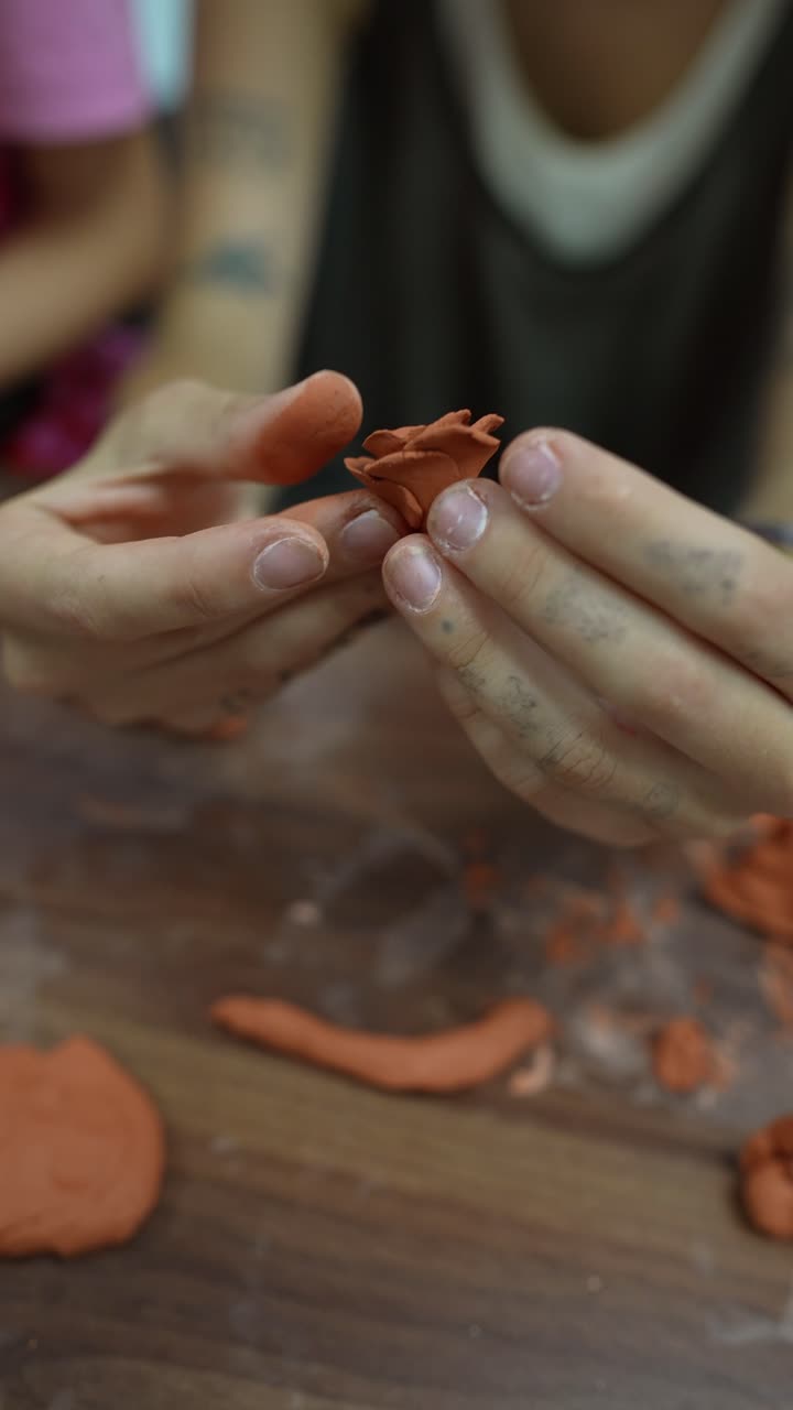 점토 꽃 을 형성 하는 손 들