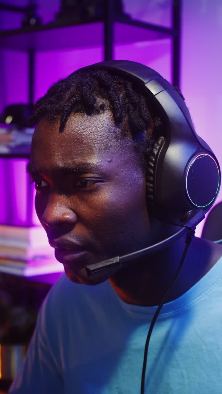 Mann med headset for gaming