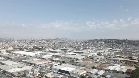 Dieses-Drohnenmaterial-Fängt-Einen-Ruhigen-Vorbeiflug-über-Dem-Bayview-Viertel-In-San-Francisco-Ein