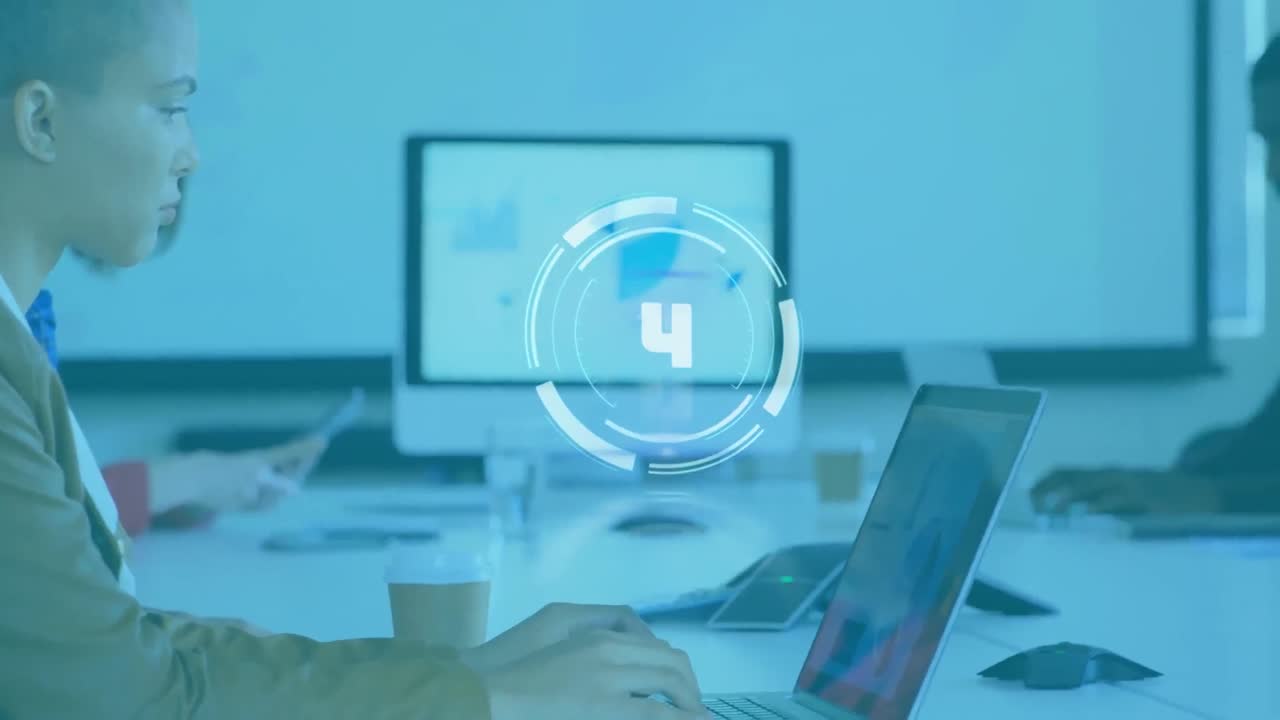 animación del alcance de la cuenta regresiva con procesamiento de datos sobre una mujer de negocios que usa una computadora portátil