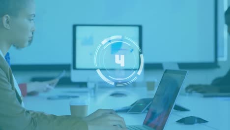 animación del alcance de la cuenta regresiva con procesamiento de datos sobre una mujer de negocios que usa una computadora portátil