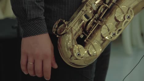 el saxofonista toca el saxofón en cámara lenta