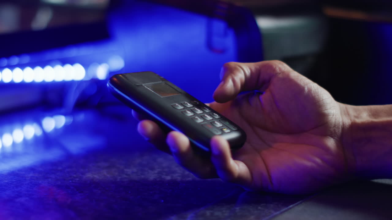 video de manos de diversos camareros y clientes haciendo pagos por tarjeta de crédito sin contacto en un bar