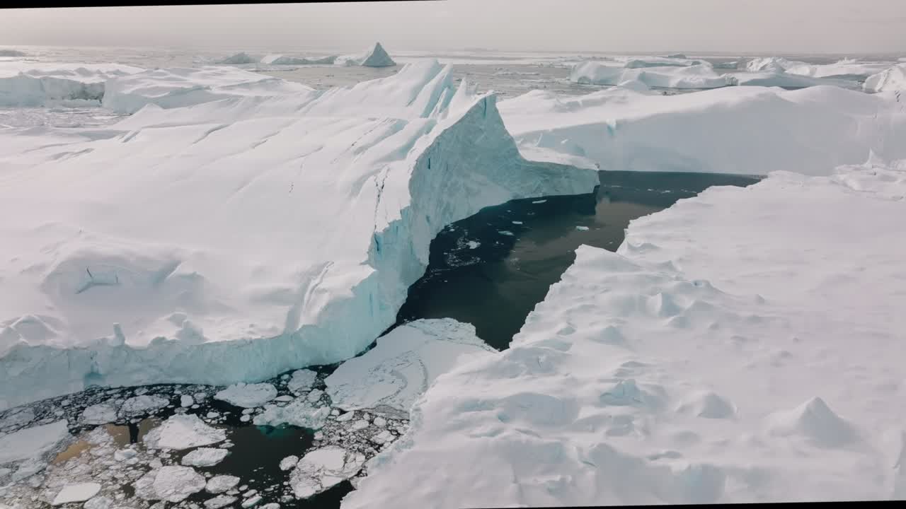 ilulissat icefjord의 바다와 얼음 위의 드론