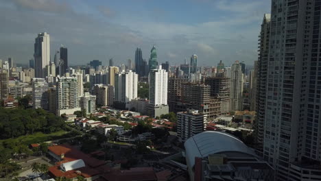 Hermosa-Toma-Aérea-De-La-Ciudad-De-Panamá,-Panamá-En-Un-Día-Soleado,-Empuje-De-Drones