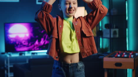 niño influyente divirtiéndose bailando en el estudio casero, grabando video para los usuarios de internet de la generación z