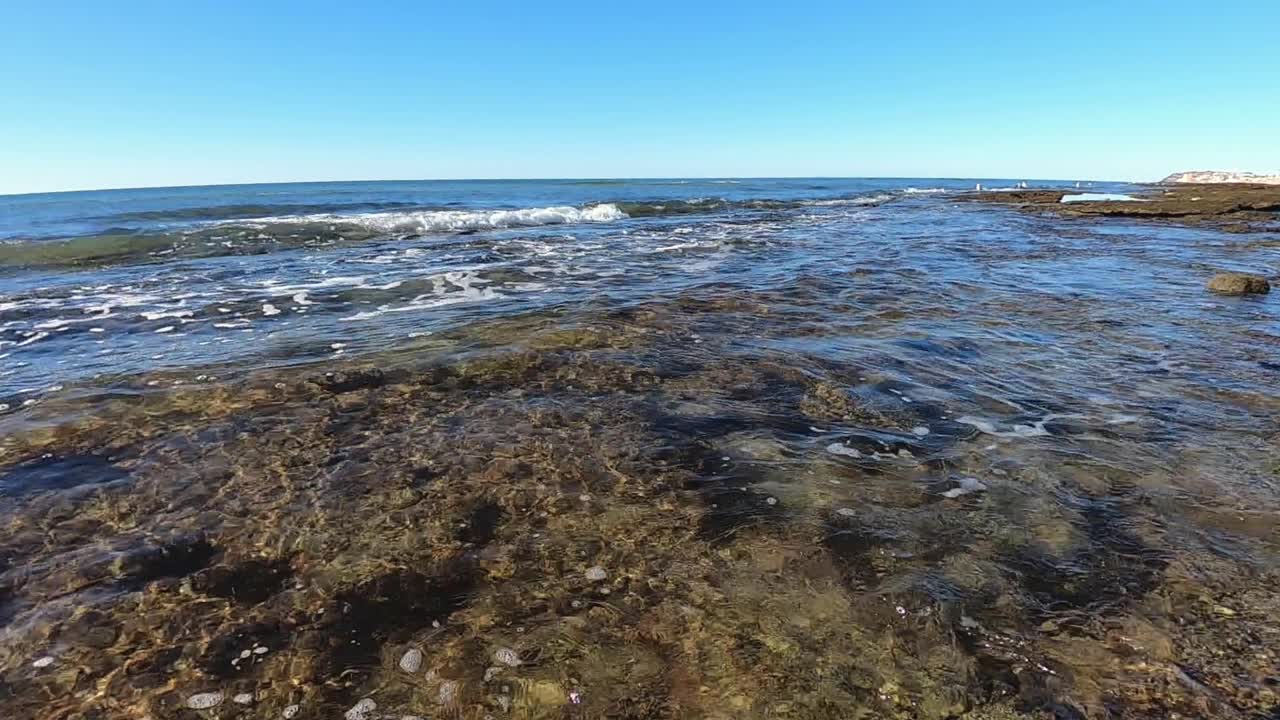 primer plano una ola del océano parece lavarse en la lente de la cámara, puerto peñasco, golfo de california, méxico