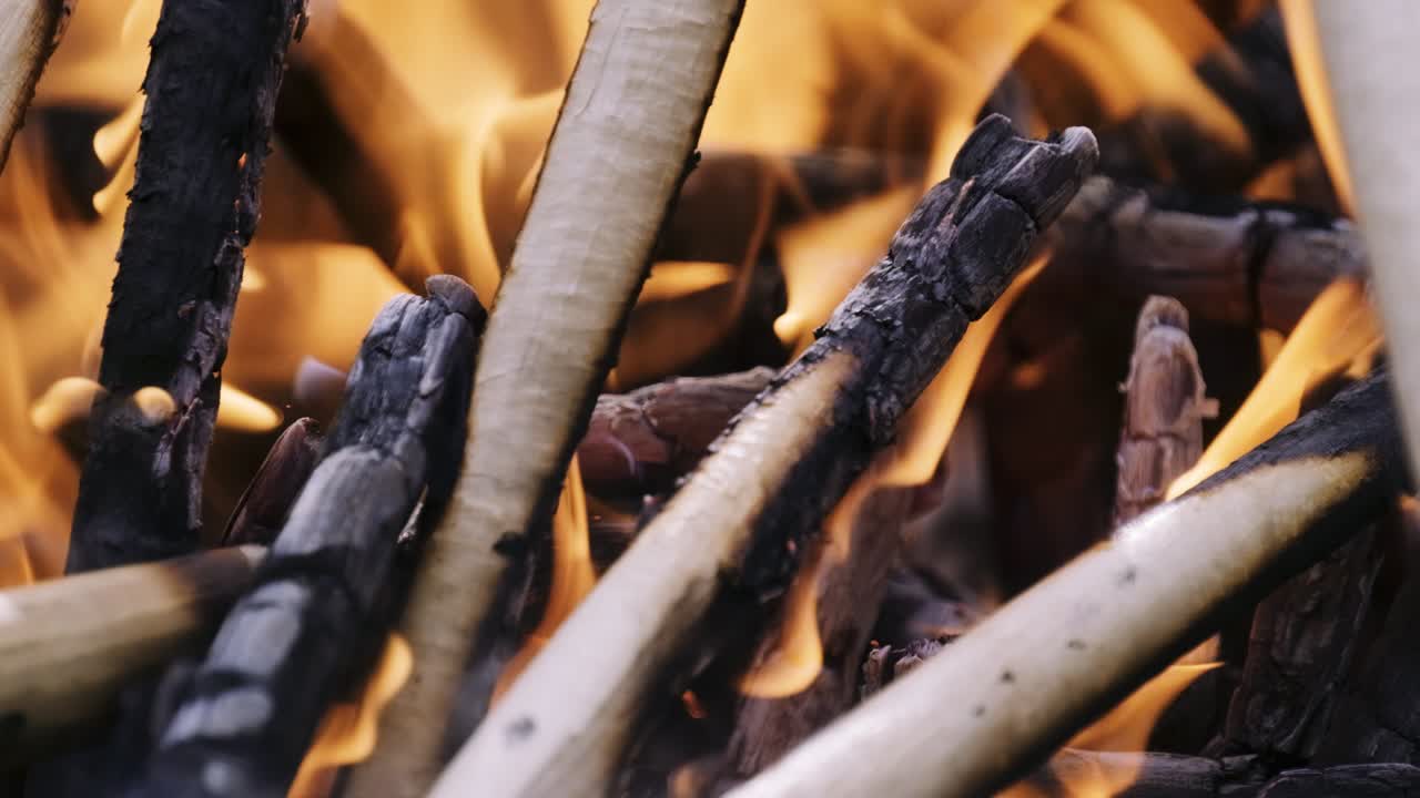 무료 정원 오븐에서 타는 나무 더미의 중간 부분에서 매우 가까운 시야와 타는 순간