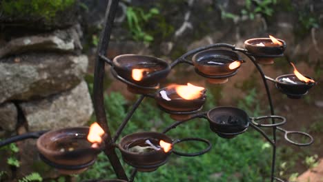 Lámparas-De-Aceite-Tradicionales-En-Un-Templo-Budista-En-Sri-Lanka