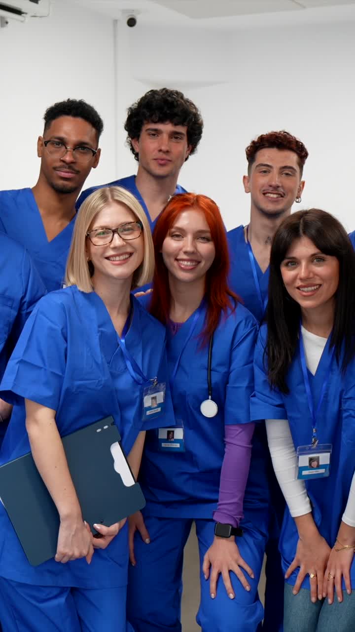 Gruppo eterogeneo di professionisti medici sorridenti che posano insieme.