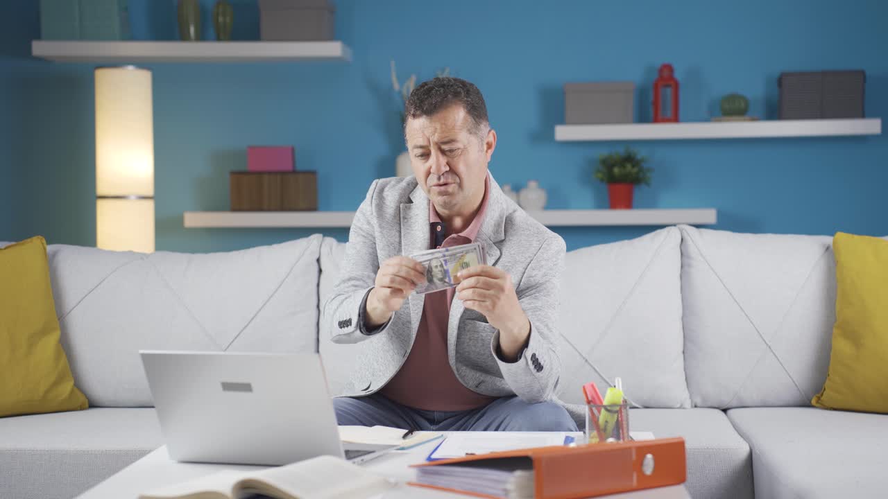 человек, работающий на дому, торгующий долларами.