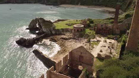 Vista-Aérea-De-Porth-Wen-Fábrica-De-Ladrillo-Industrial-Victoriana-Abandonada-Permanece-En-El-Paisaje-De-La-Costa-Erosionada-De-Anglesey