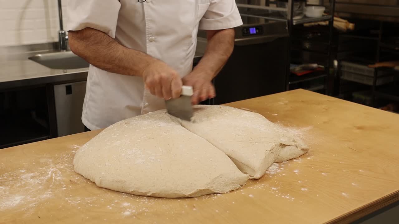 Chef Moldando Massa de Pão