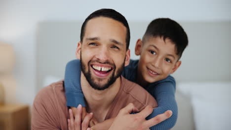 padre e hijo disfrutando de un momento de amor