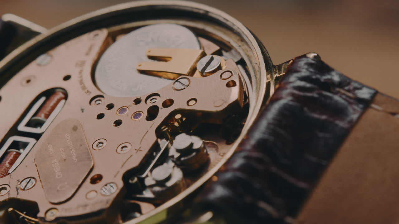 parte trasera de un reloj de pulsera antiguo sin caja, parte trasera abierta de maquinaria de relojes antiguos, foto macro