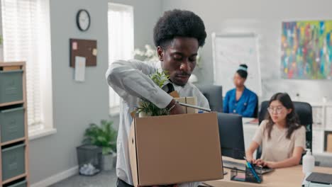 hombre con cabello afro deja el trabajo corporativo deja la oficina con las cosas empacadas en cajas deja la corporativa, comprueba para asegurarse de que tomó todo, deja el trabajo, se retira, feliz sonriendo