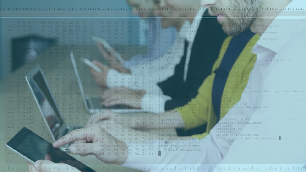 animación del procesamiento de datos sobre diversas personas de negocios