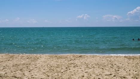 Schöner-Sonniger-Meereshorizont-An-Der-Küste-Eines-Strandes-Während-Des-Tages