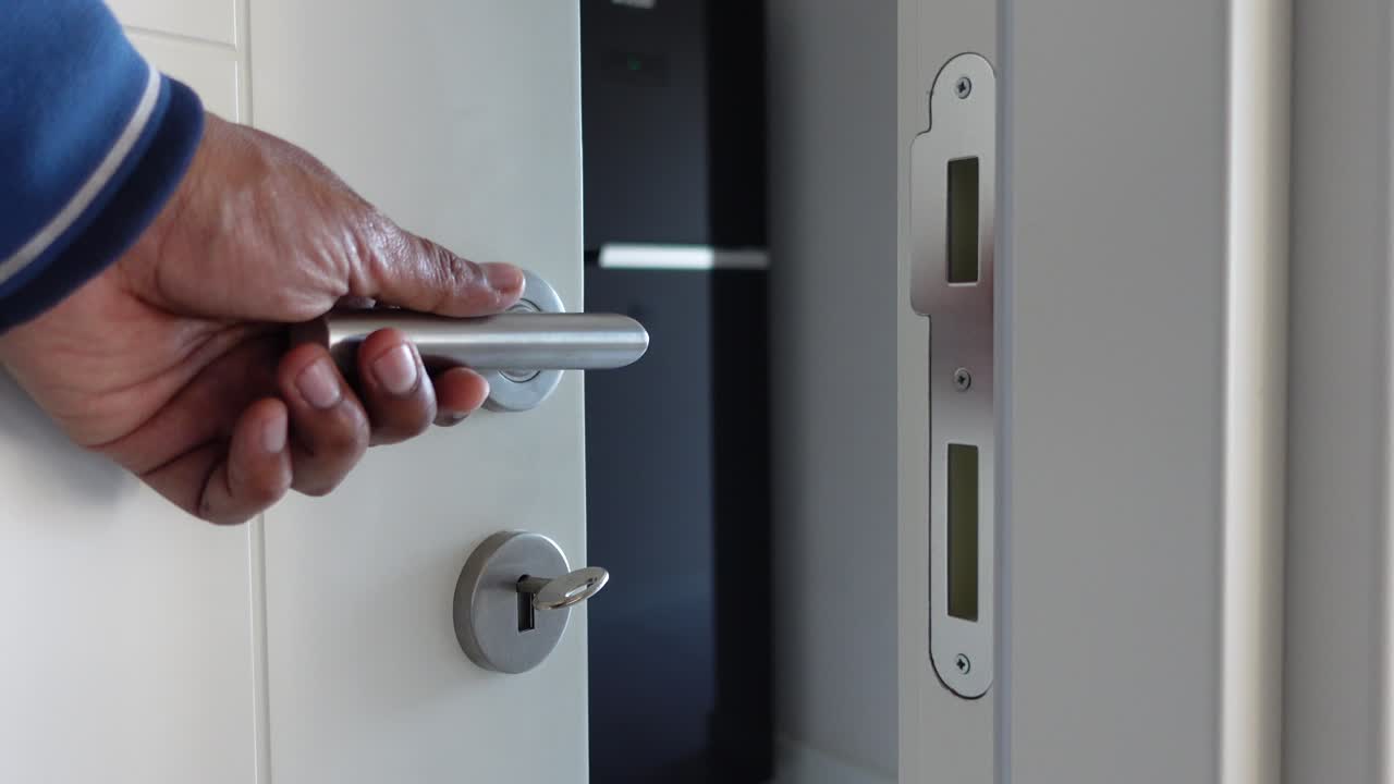 рука тянется за дверной ручкой и открывает дверь.