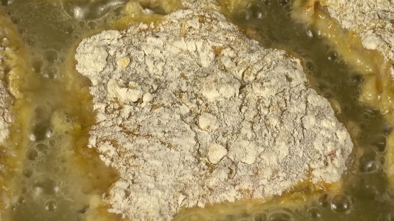 Tilberedning af en kyllingekotelet på en støbejernspande. Madlavningsproces
