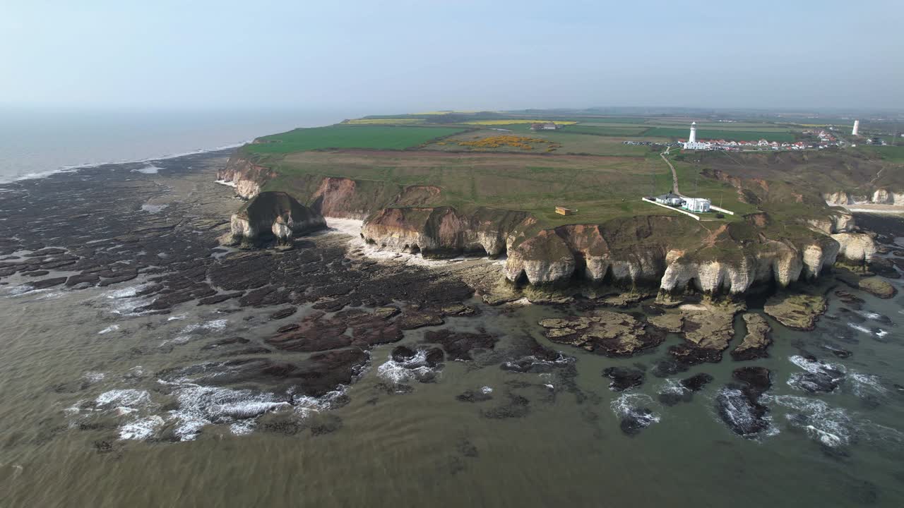 아름 다운 경치 좋은 요크셔 화이트 해안 절벽을 향한 flamborough 헤드 등대 조감도