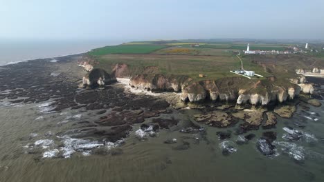 Luftaufnahme-Des-Leuchtturms-Flamborough-Head-In-Richtung-Der-Wunderschönen,-Malerischen-Weißen-Küstenklippen-Von-Yorkshire