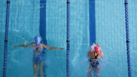 Nadadores-Entrenando-En-Una-Piscina