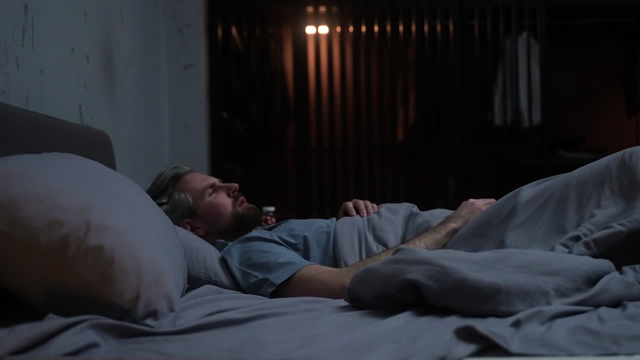 밤에 침실에 있는 남자