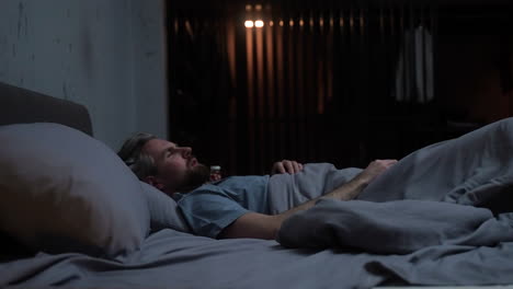 hombre en el dormitorio por la noche