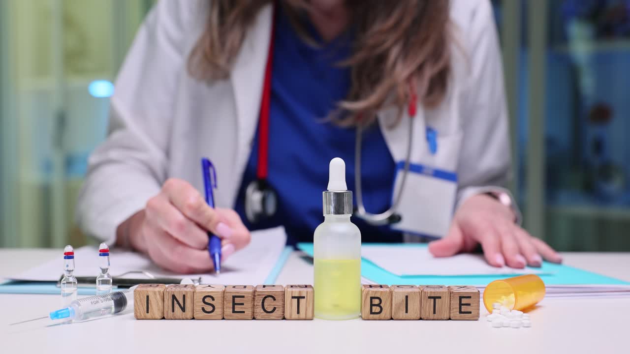 Medico che prende appunti sul trattamento delle punture d'insetto