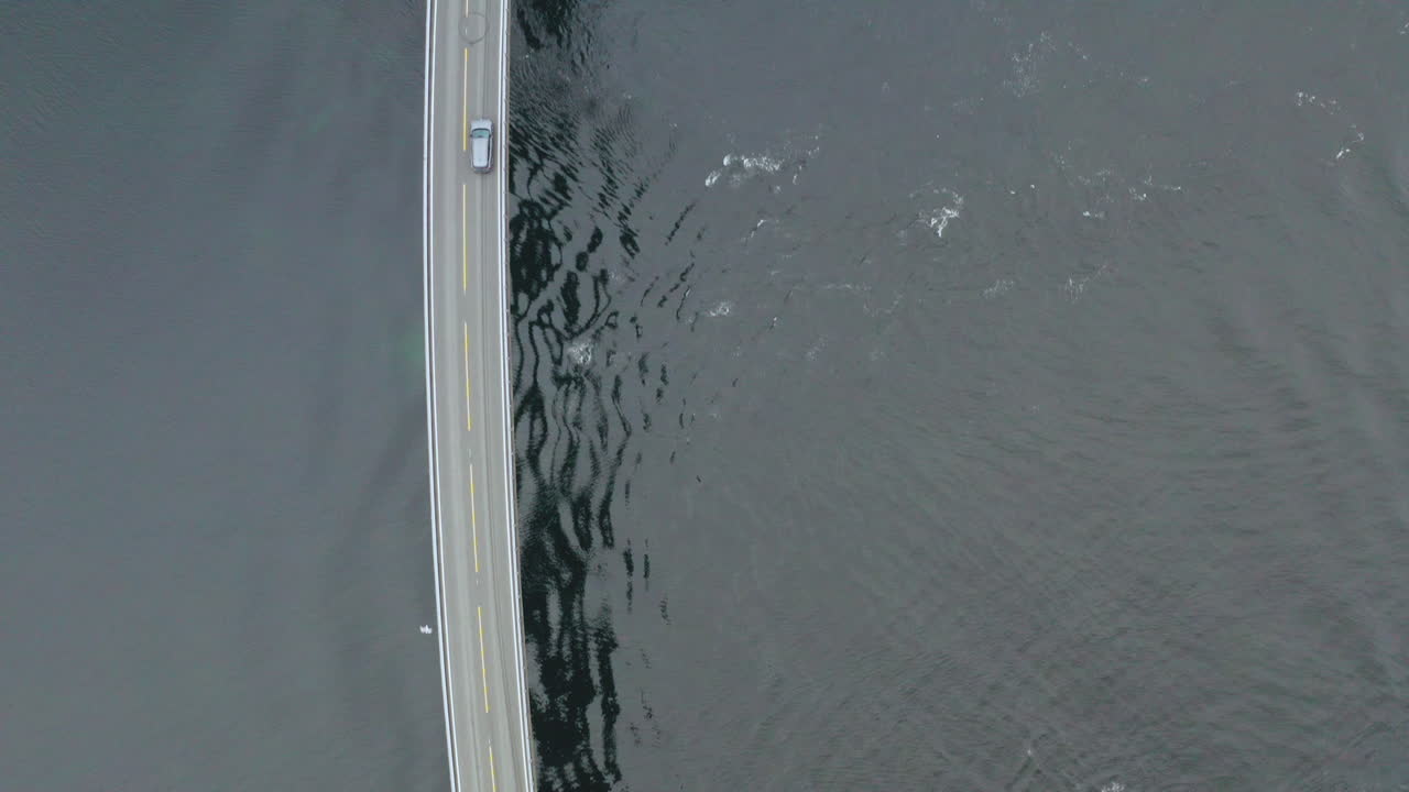 노르웨이 롬스달과 모어의 아틀란테르하브스베겐에서 유명한 스토세이순드 다리를 건너는 자동차