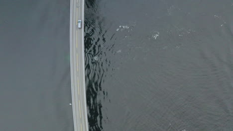 Coche-Cruzando-El-Famoso-Puente-Storseisund-En-Atlanterhavsvegen-En-More-Y-Romsdal,-Noruega