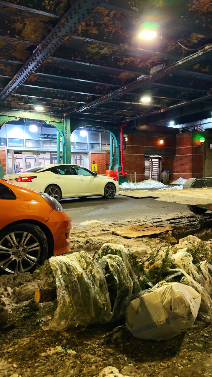 New York, USA, 9 gennaio 2025: Scena di strada trafficata a New York con neve e auto parcheggiate di notte.