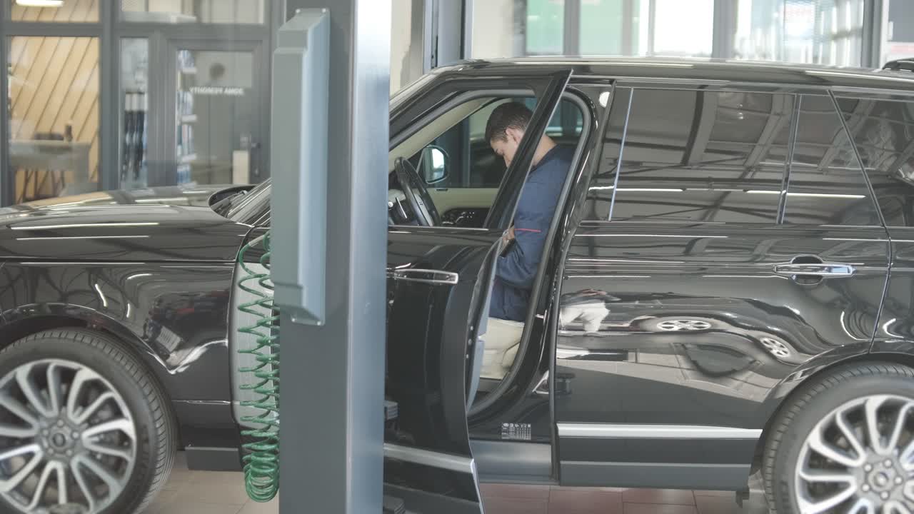 노트북으로 자동차 진단을 하는 기계공